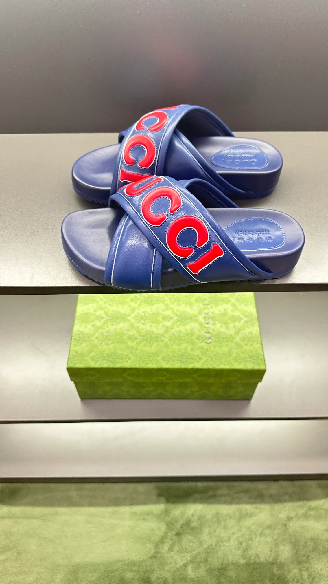 [G Family Couple Style] P: 320💰Female size 36~40 Men's size 39~45, (46. Custom-made GG slippers for men and women. This slipper is made of GG polyester fiber and is decorated with a Gucci label on the front, which adds a striking logo feel to the style. Beige GG recycled polyester fiber, same size for men and women, leather trim